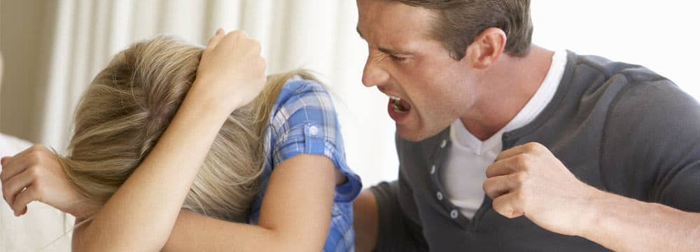 גבר צועק על אישה