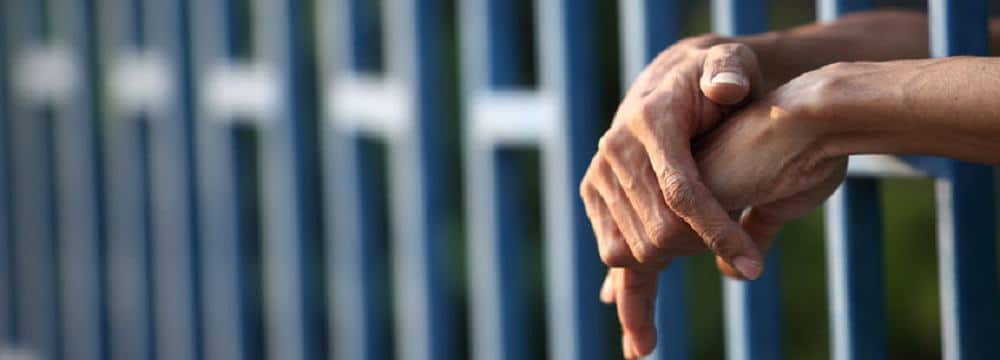ידיים מחוץ לכלא