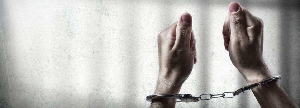 גבר כפות באזיקים