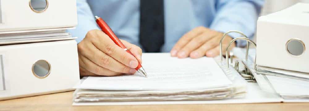 גבר כותב בקלסר