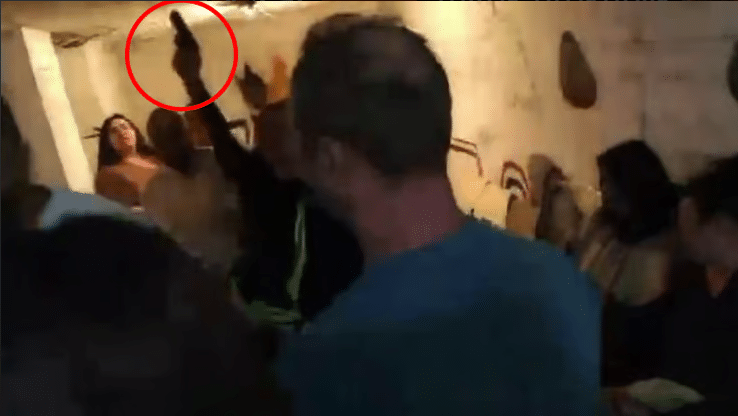 "אני אז*** אותך ואשב עליך בית סוהר": שוטרת תועדה שולפת אקדח במקלט