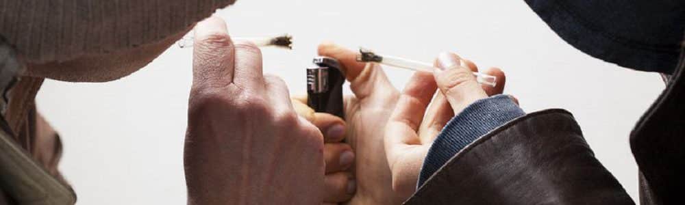 גברים מעשנים גראס