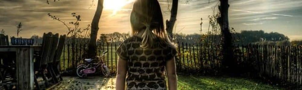 ילדה מול נוף