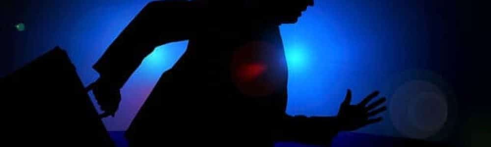 איש עם מזוודה רץ